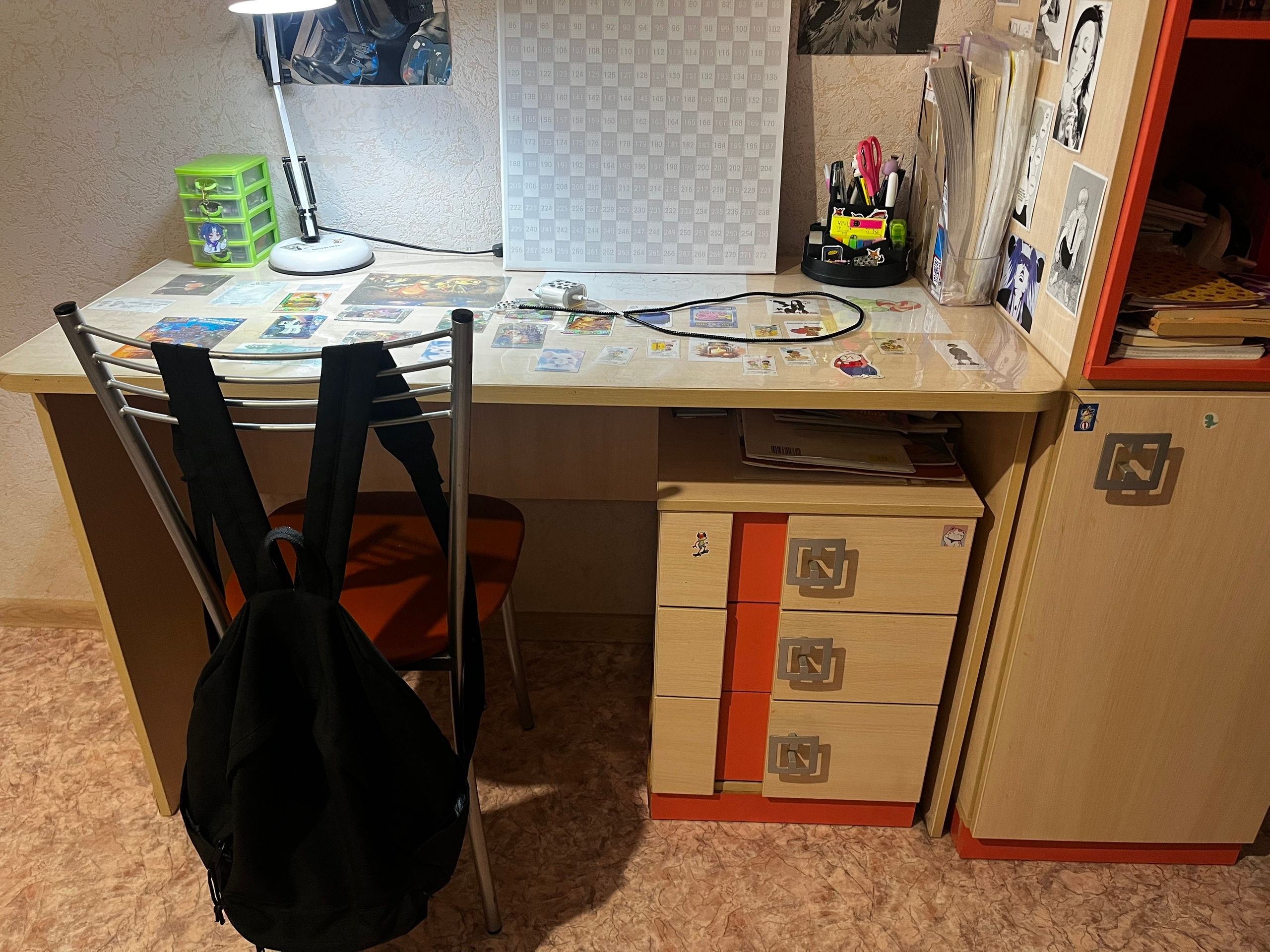 Бежево-розовая мебельная стенка: стильный комплект (2)