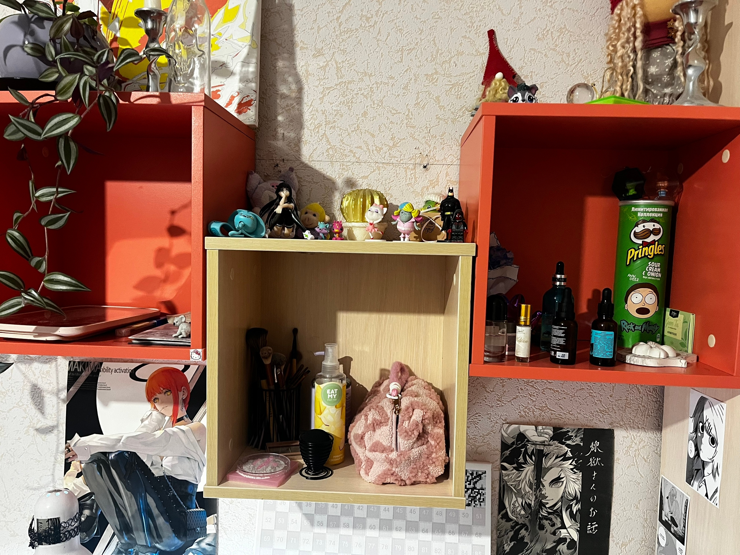 Бежево-розовая мебельная стенка: стильный комплект (1)