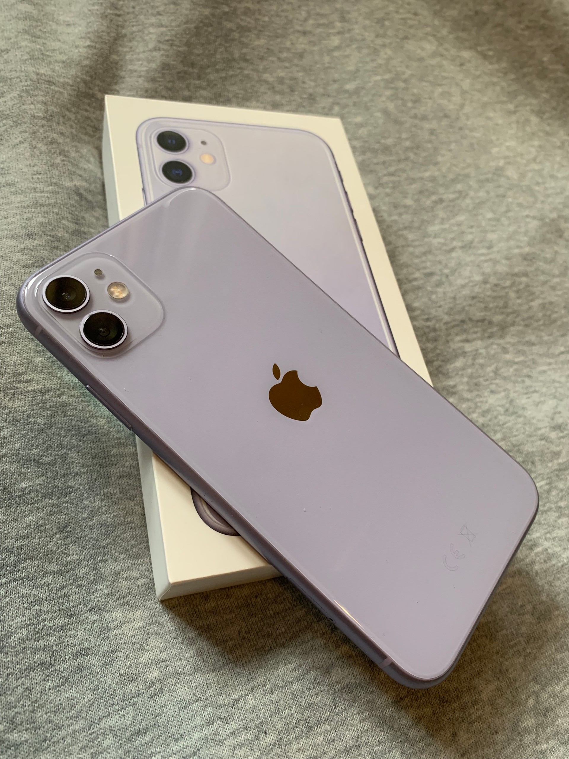 Продается iPhone 11, 64 ГБ (2)