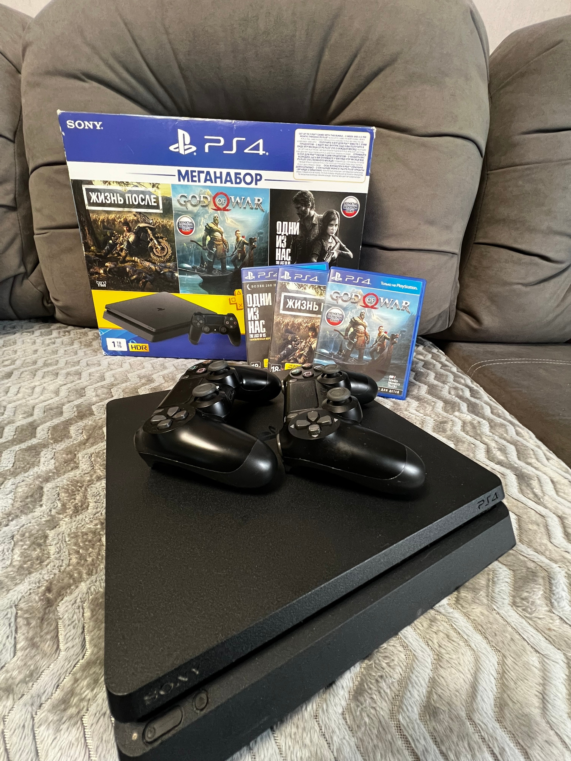 PlayStation 4 Slim, отличное состояние
