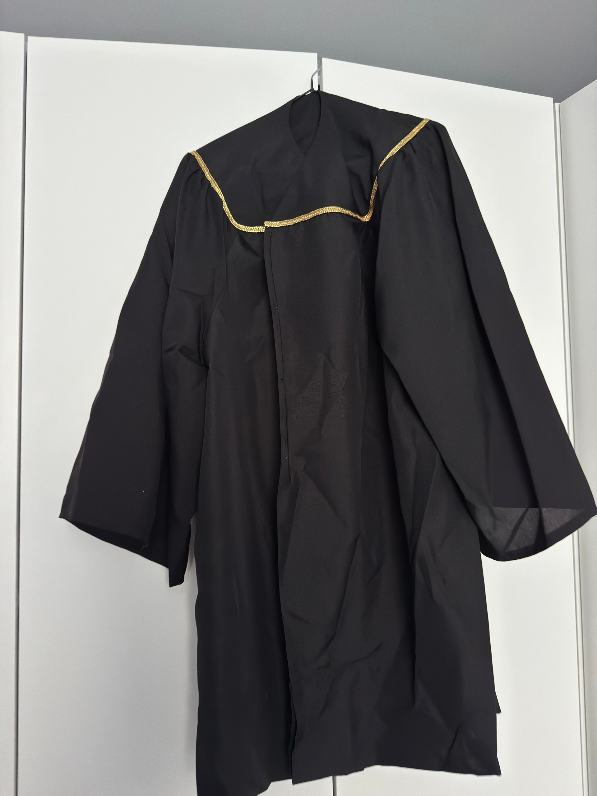 Мантию и шапочку для выпускника