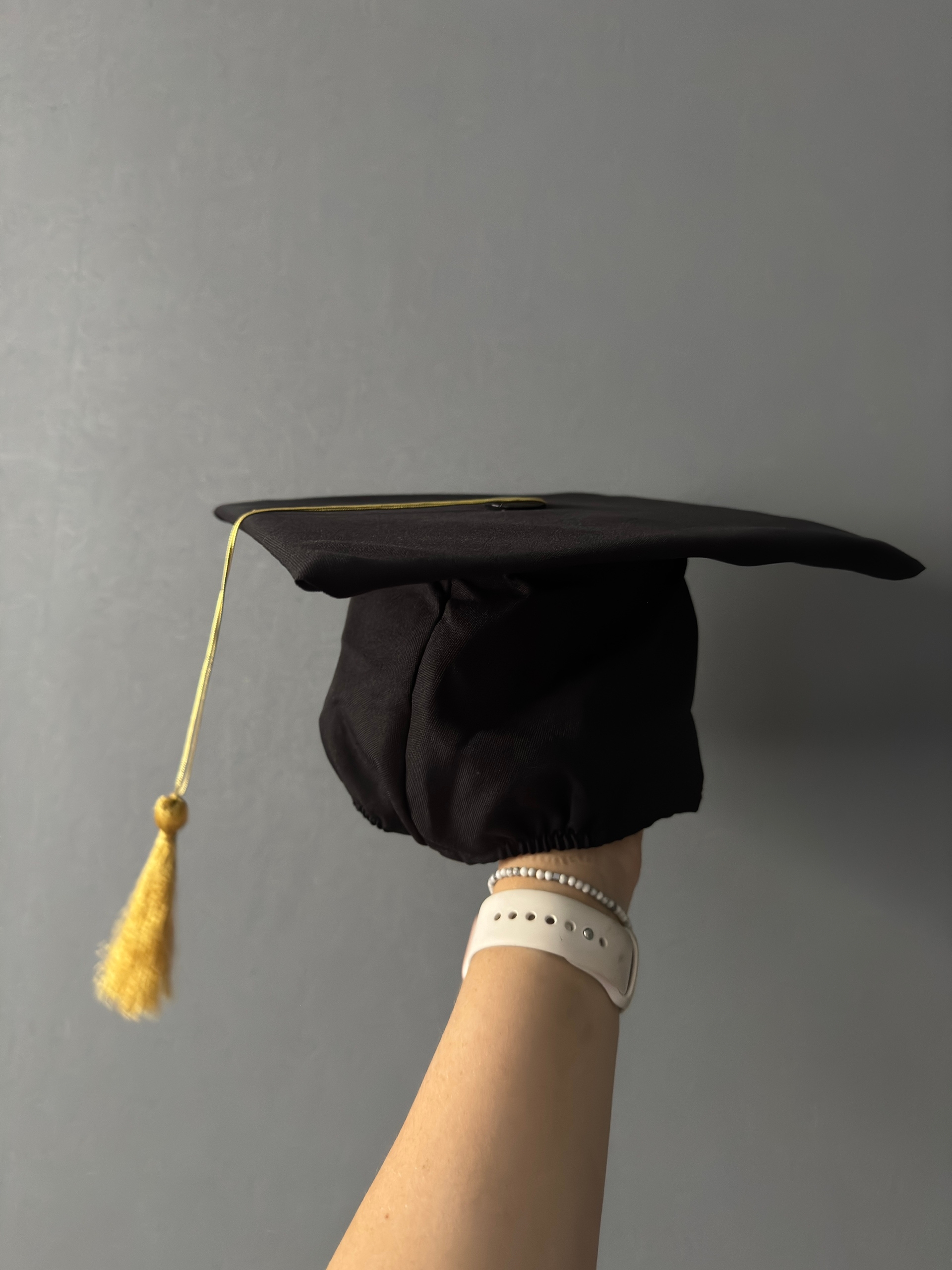 Мантию и шапочку для выпускника (2)