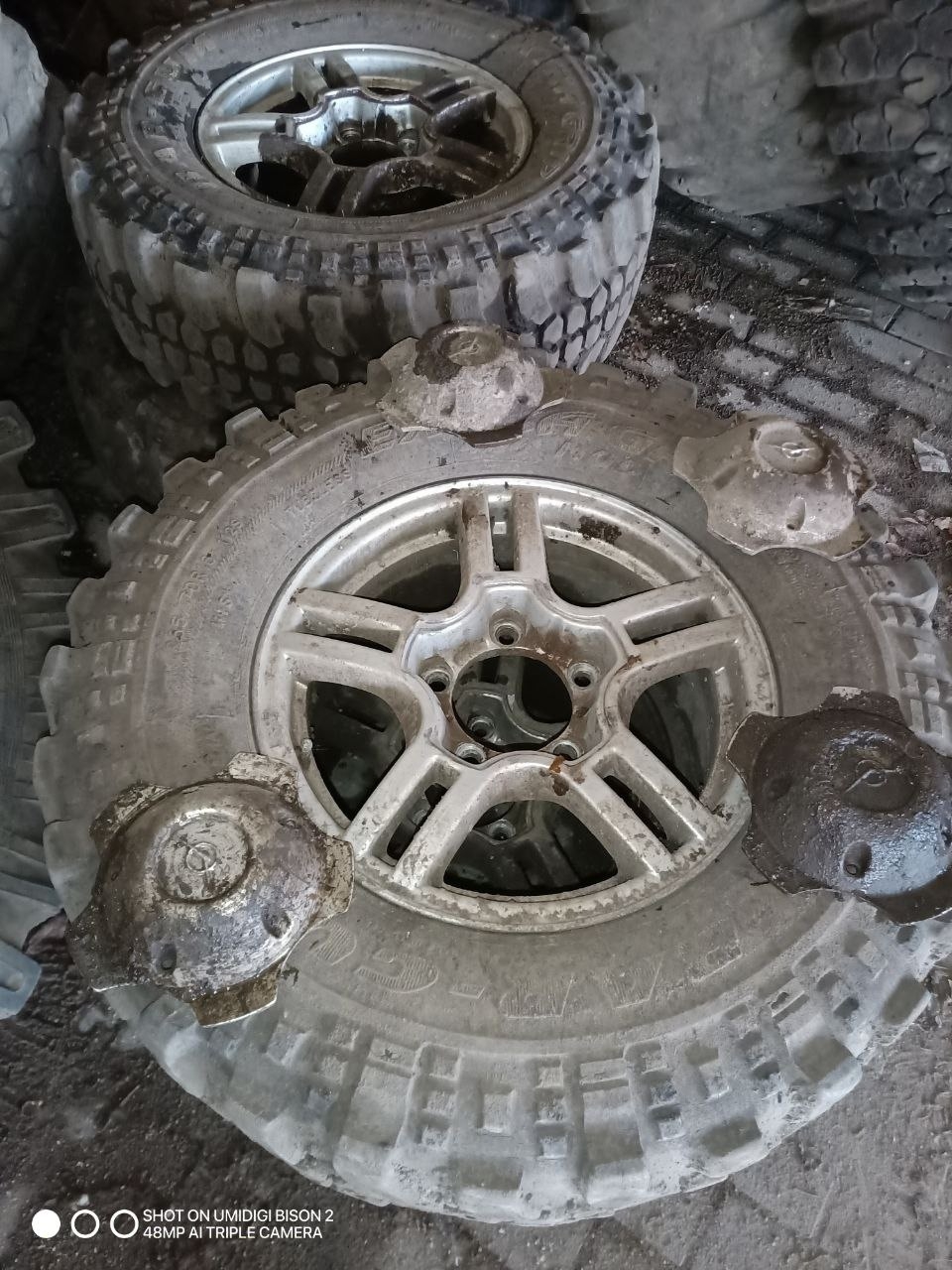 Грязевые колеса 265/70R16 на продажу (1)