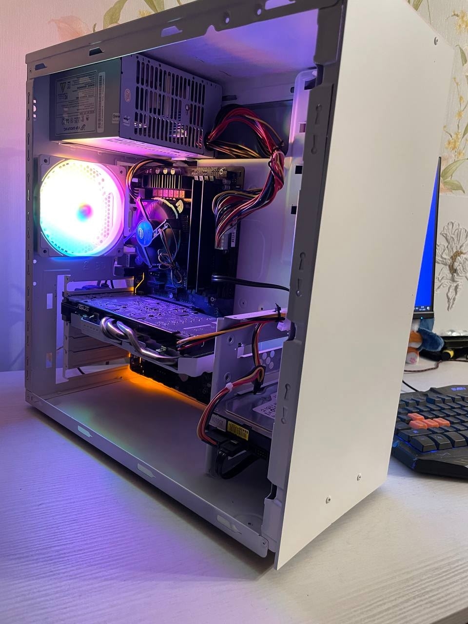 Компьютер с белым корпусом на (2)