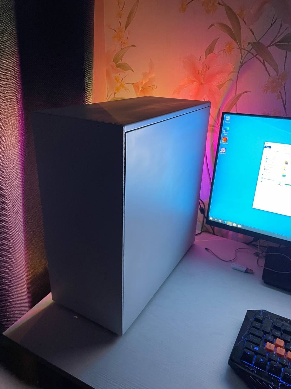 Компьютер с белым корпусом на (1)