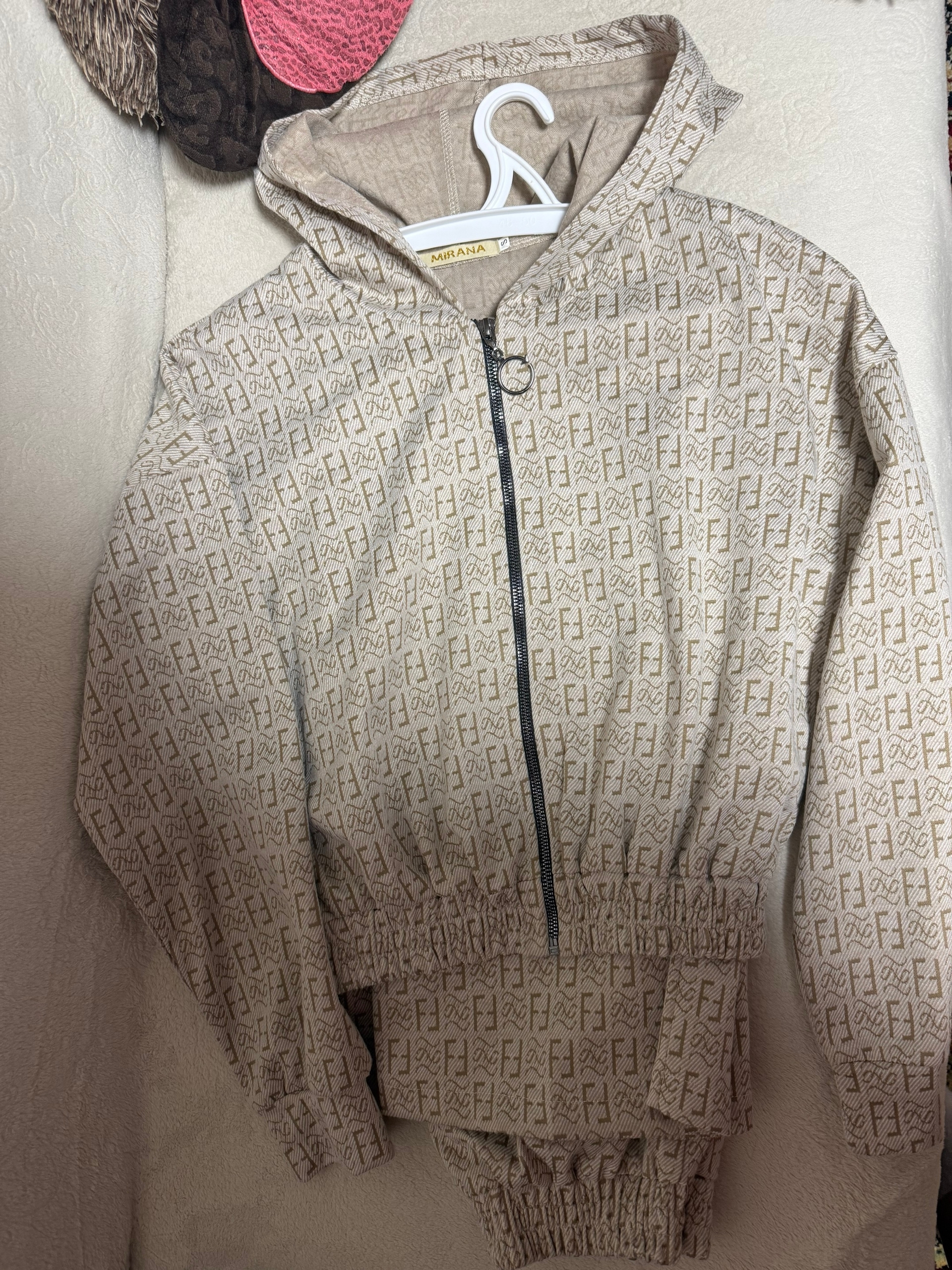 Спортивный костюм S: новый и