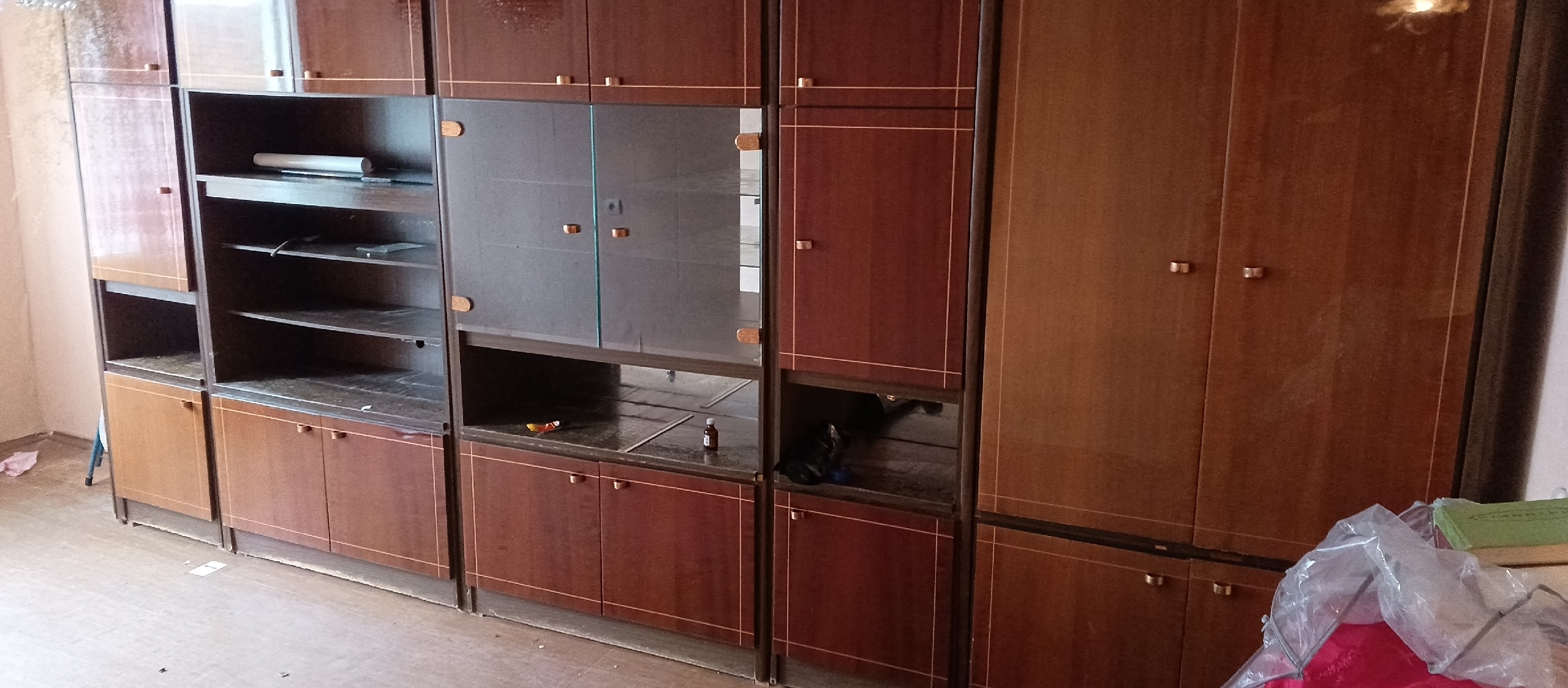 Продается стенка с платяным шкафом