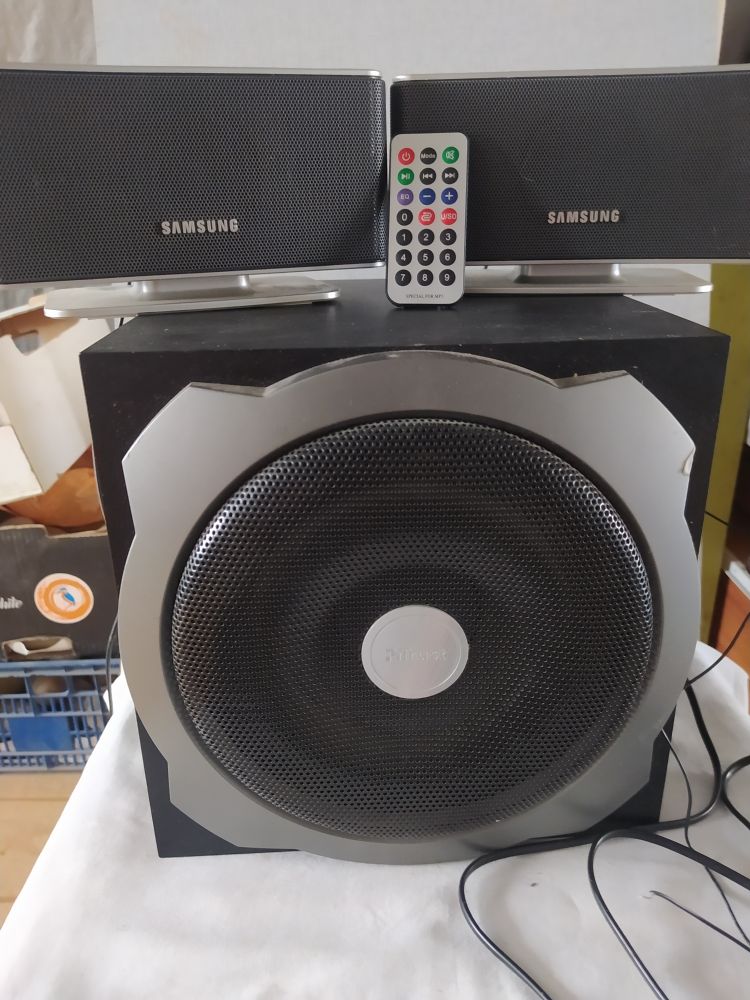 Продажа сабвуфера с двумя колонками