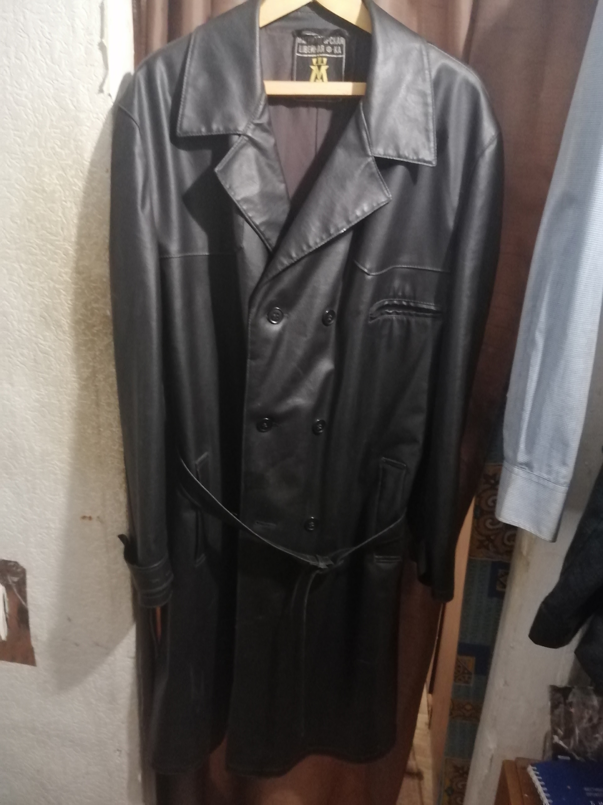 продаю черный длинный кожаный плащ