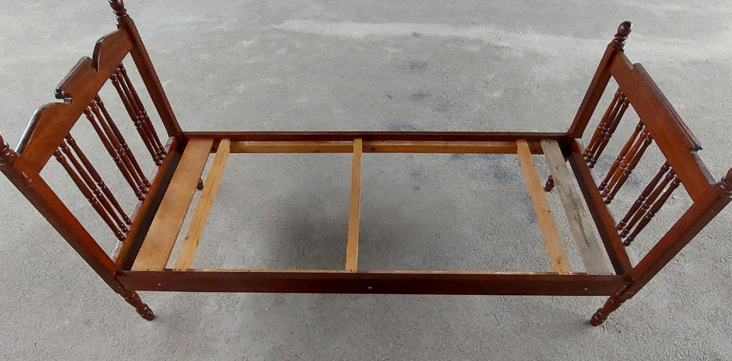 Продаются б/у 2 кровати из (1)