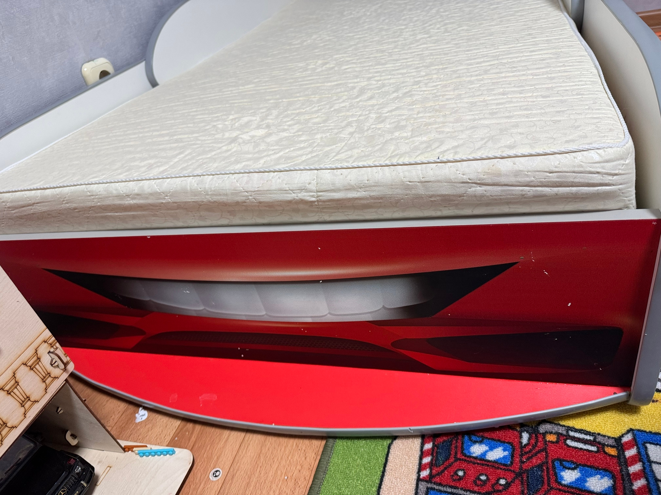 Продам детскую кровать 150 на (2)