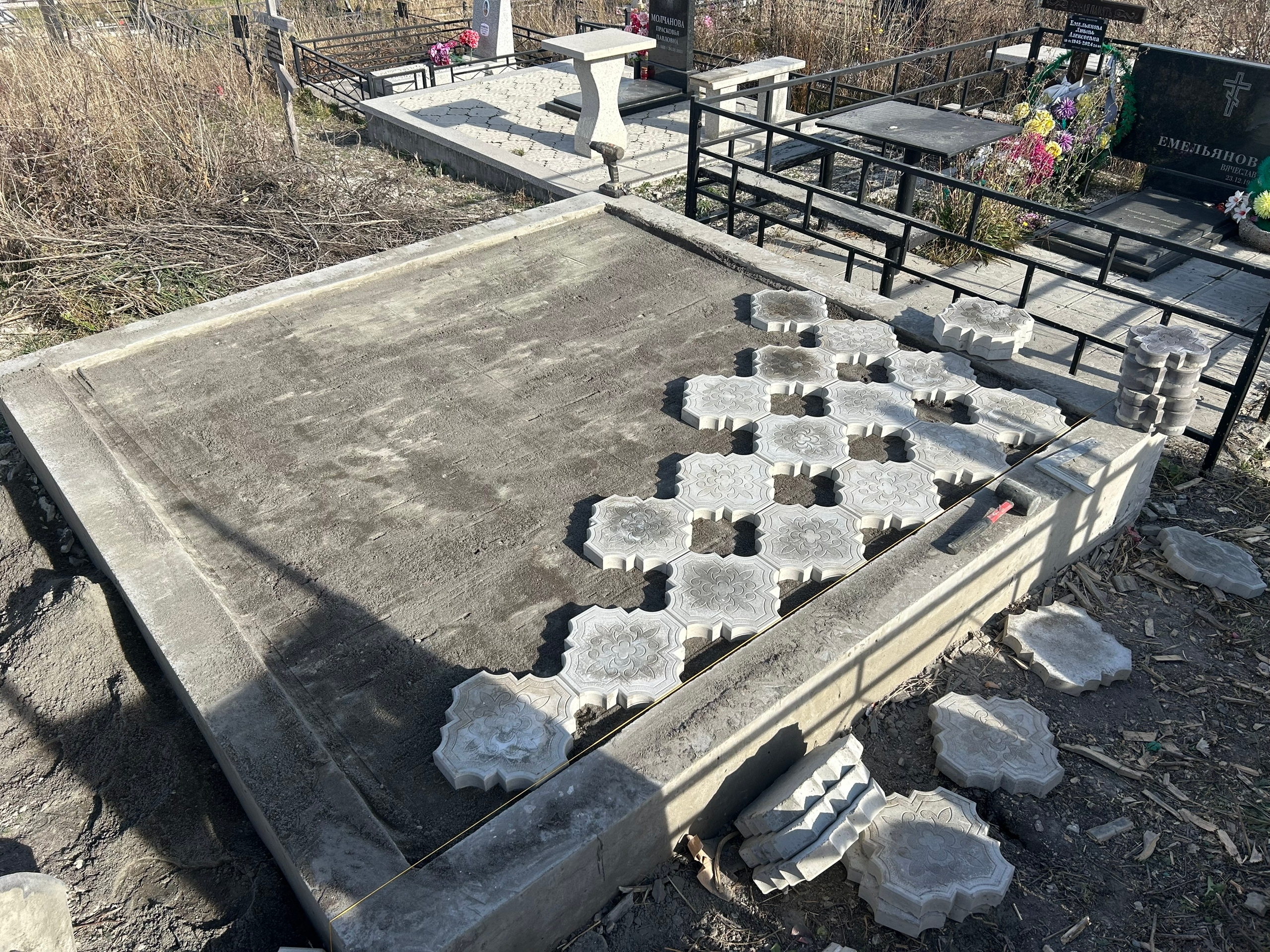 Укладка тротуарной плитки во дворе