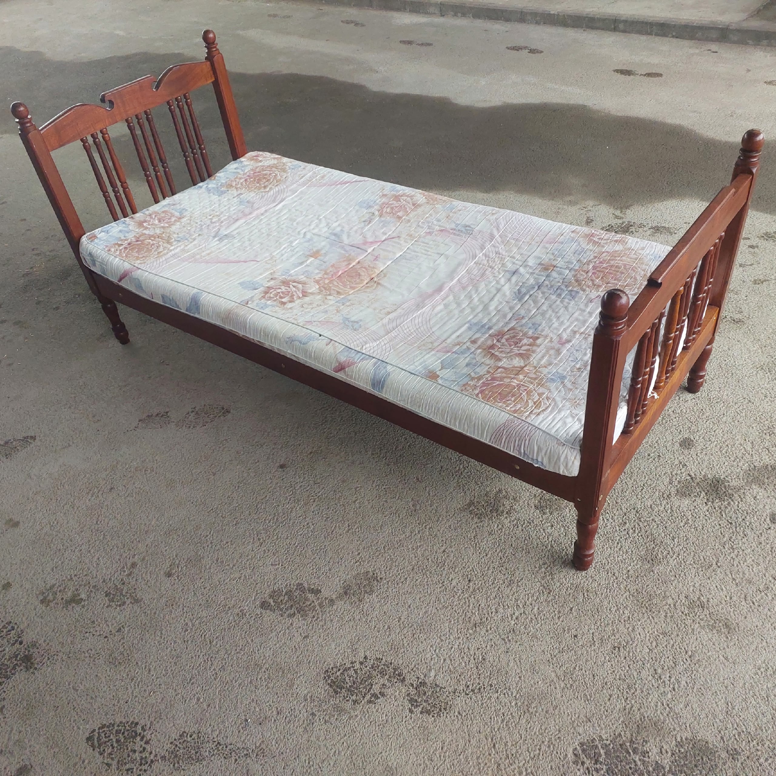 Продаются б/у кровати из красного