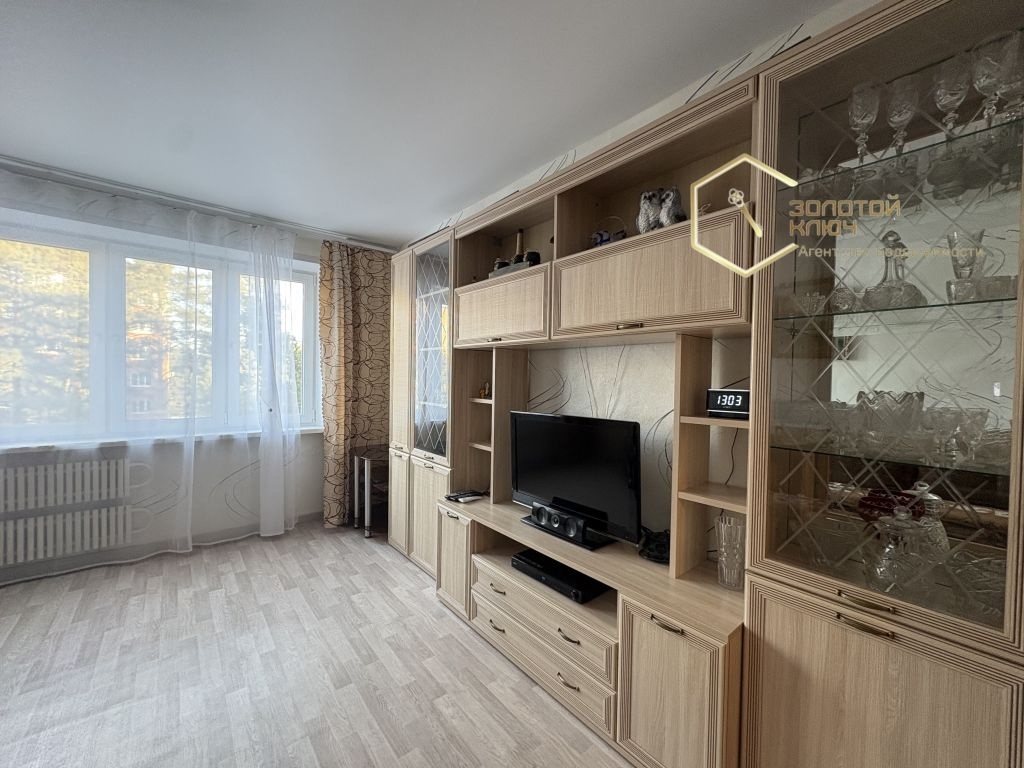 Продам трехкомнатную квартиру по адресу: (2)