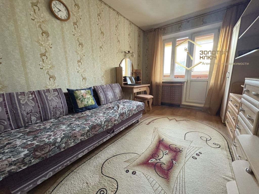 Продам трехкомнатную квартиру по адресу: (8)