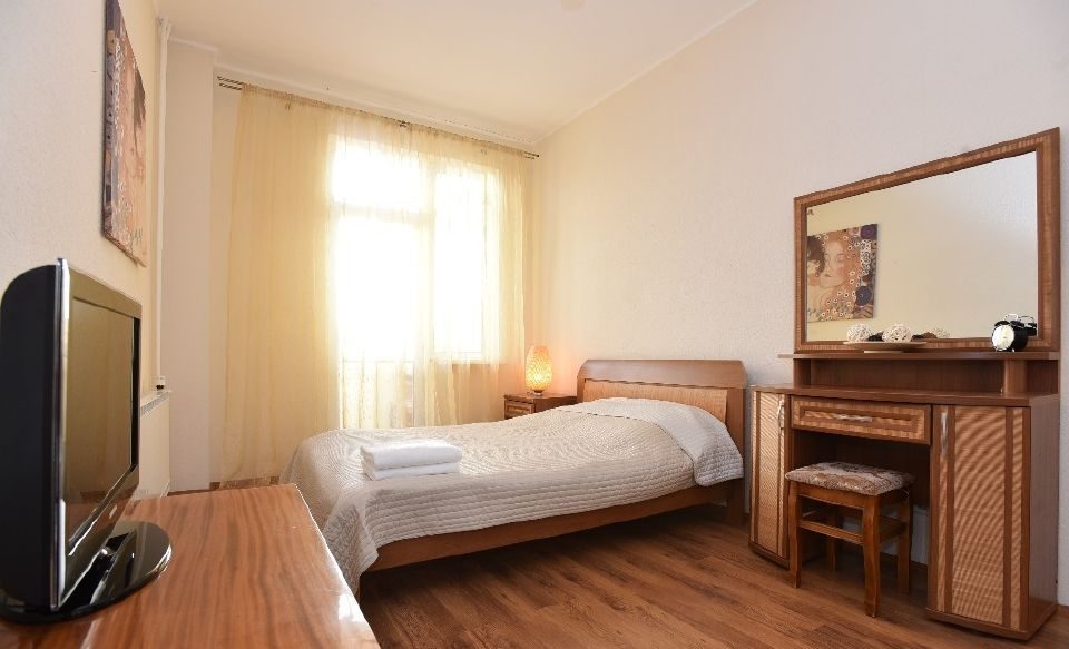 Сдается чистая и светлая однокомнатная (1)