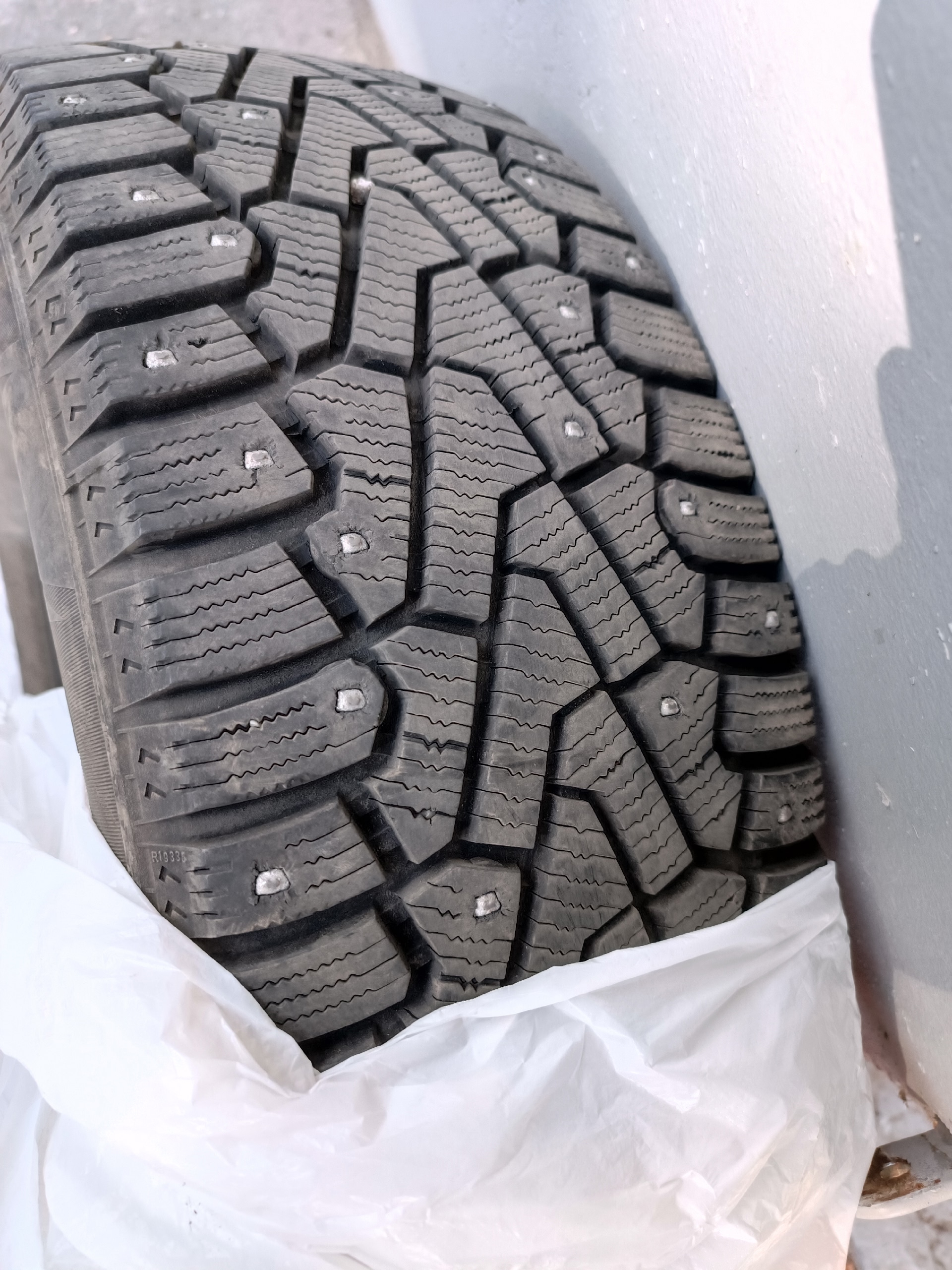 Продам зимнюю шипованную резину Pirelli (3)