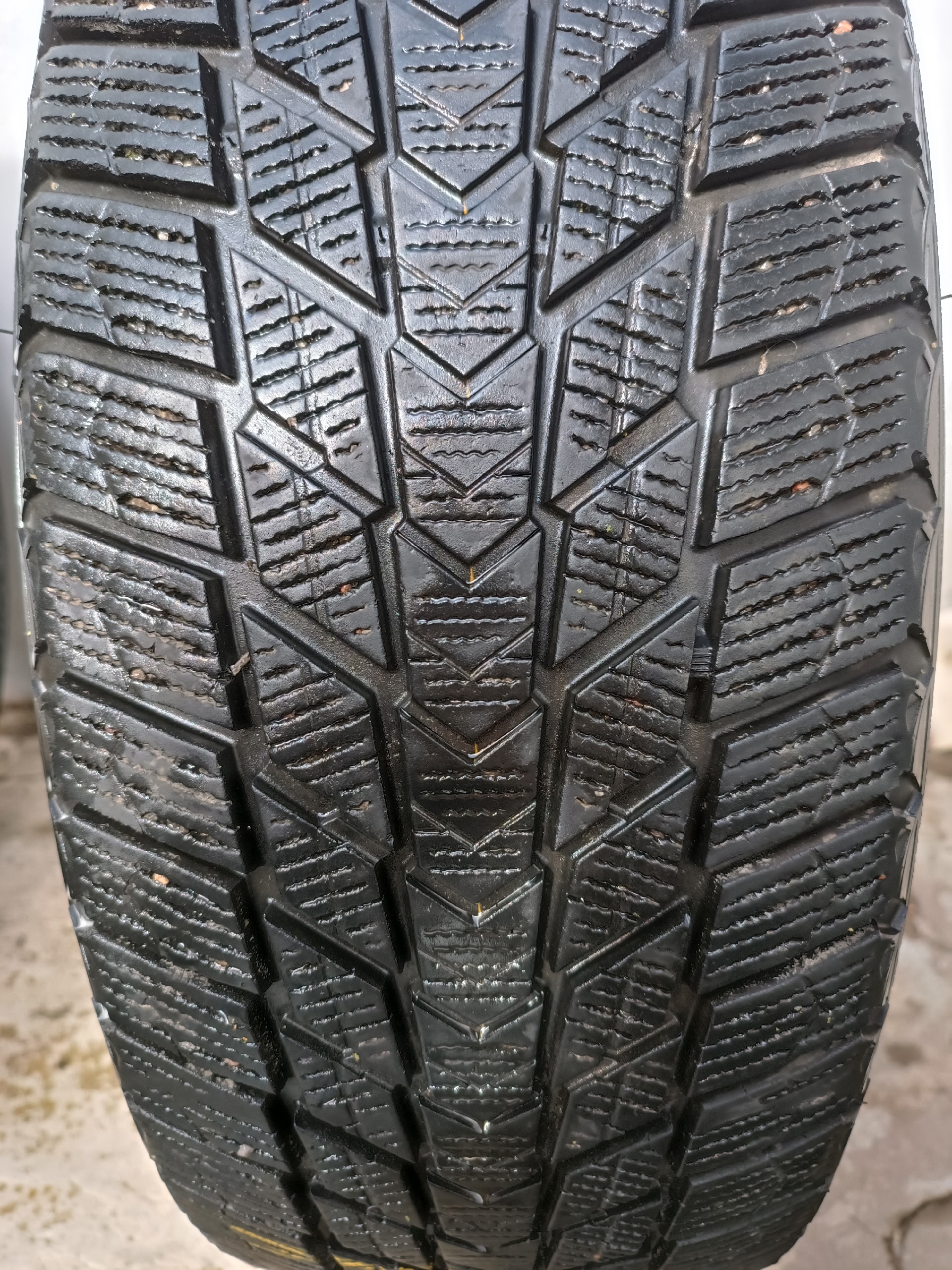 Продам зимнюю шипованную резину Pirelli (6)