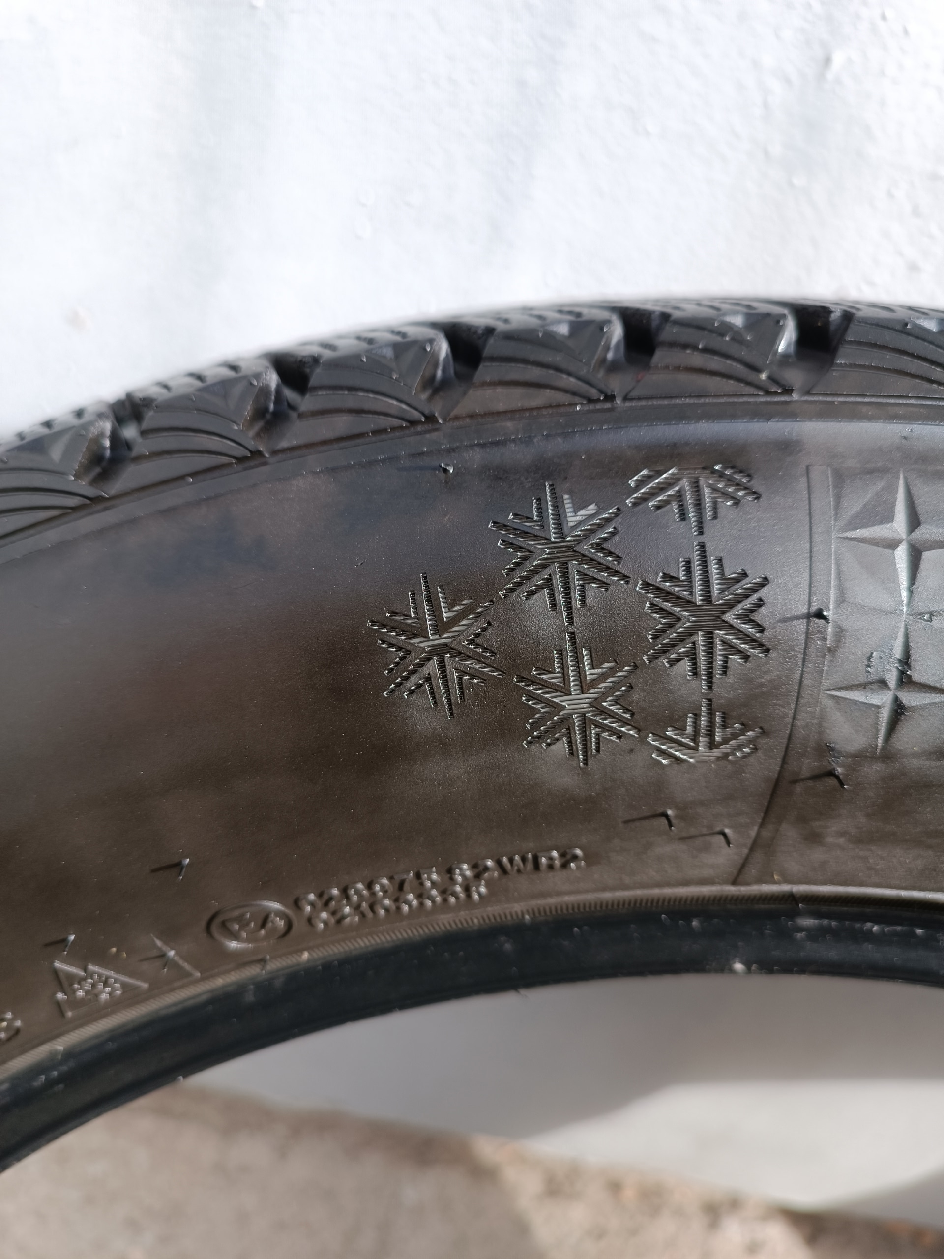 Продам зимнюю шипованную резину Pirelli (5)