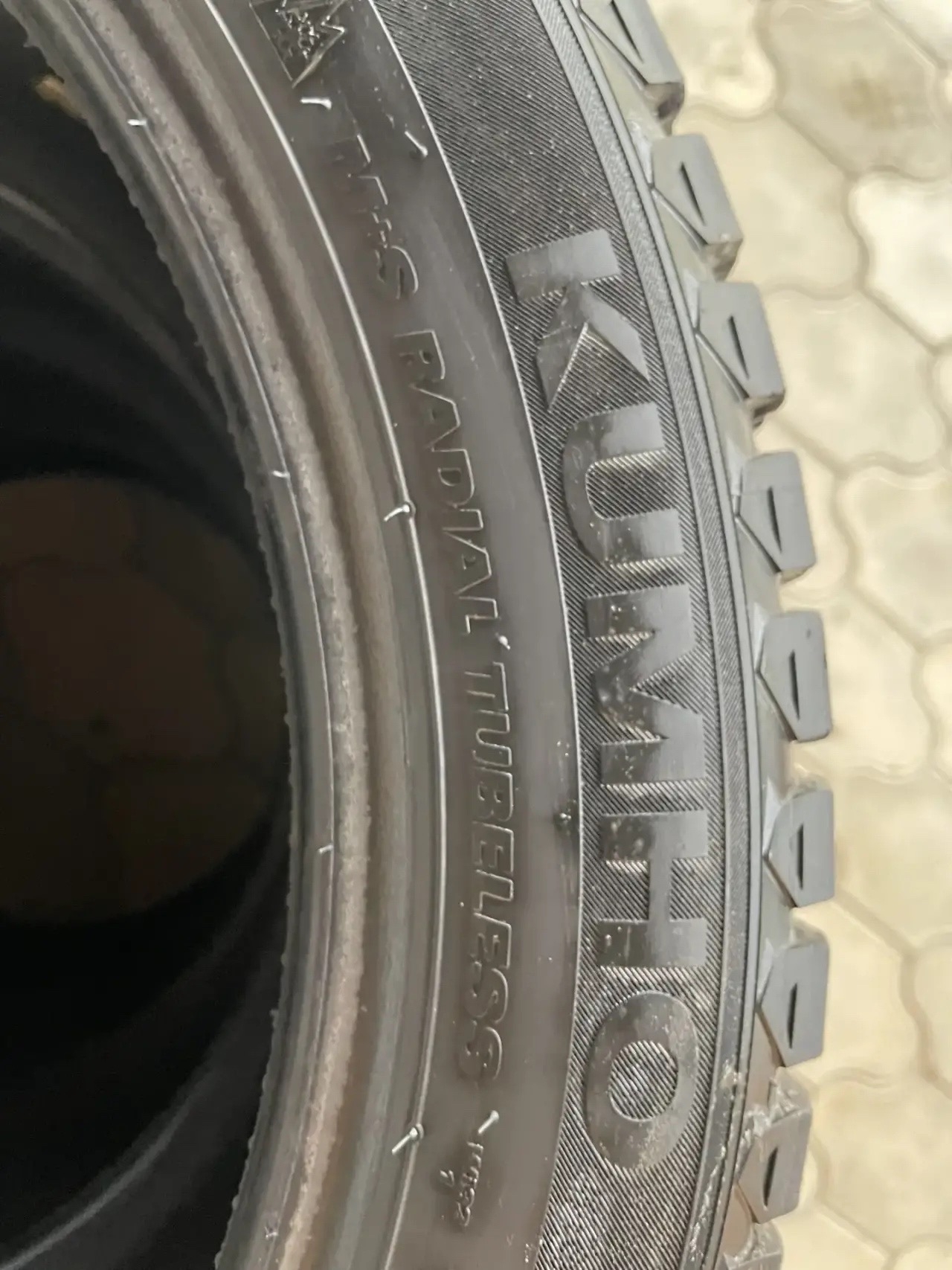 Продам зимнюю шипованную резину KUMHO