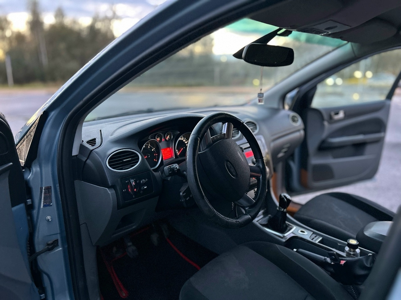 Ford Focus 1.8 механика продаю (3)